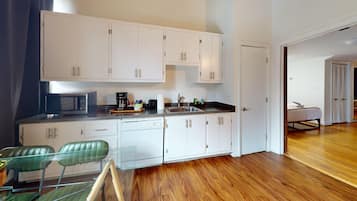 Apartemen Basic | Dapur pribadi | Oven, kompor, mesin pencuci piring, dan pemanggang roti