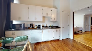 The Patsy Suite | Private kitchen | Oven, stovetop, dishwasher, toaster