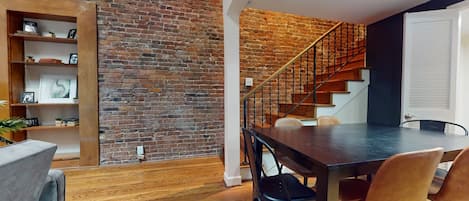 Premium Loft | Ruang tamu | TV skrin rata