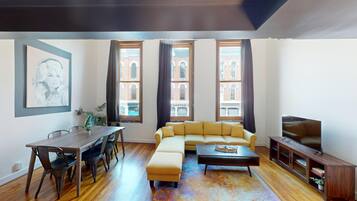 Apartamento Premier | Zona de estar | Una televisión de pantalla plana