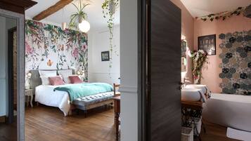 Habitación doble junior (Côté Jardin) | Área de sala de estar | Smart TV de 50 pulgadas con canales digitales, televisión y libros