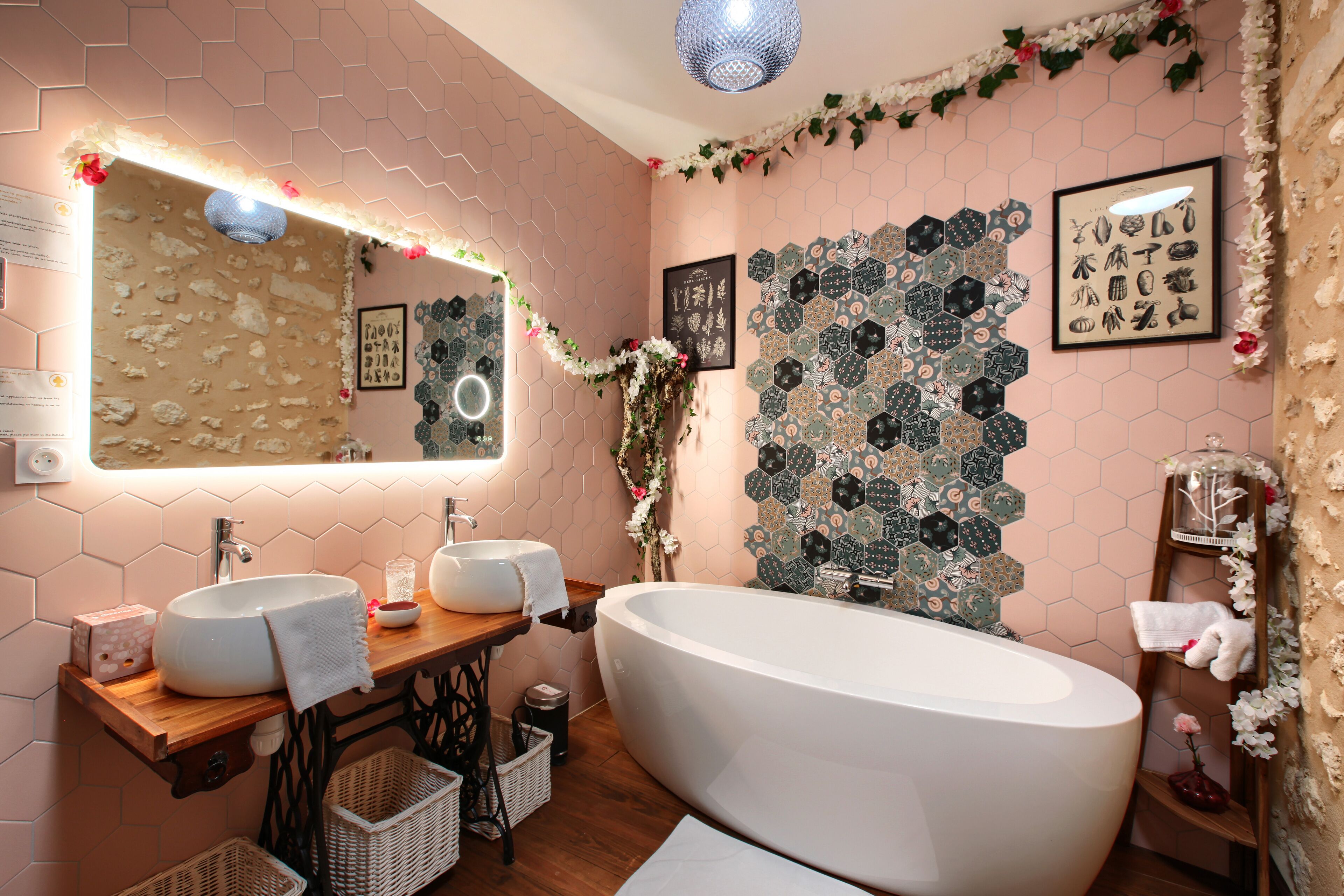Un baño con una bañera grande, dos lavamanos, un espejo y azulejos decorativos.