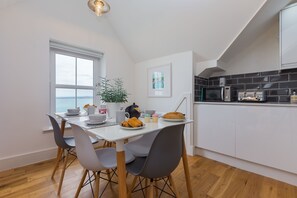 Dining - Little Gem - St Ives – Sleeps 4 – Sea Views - Parking (St Ives)