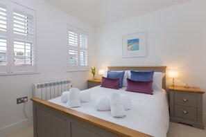 2 bedrooms, iron/ironing board, WiFi, bed sheets - Little Gem - St Ives – Sleeps 4 – Sea Views - Parking (St Ives)