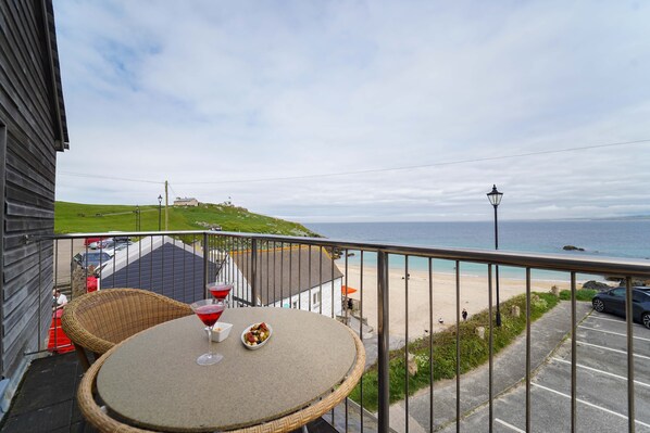 Outdoor dining - Island Wastrel Porthgwidden Beach – Sea Views - Hot Tub – Dog Friendly - Parking (St Ives)