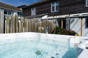 Outdoor spa tub - Island Wastrel Porthgwidden Beach – Sea Views - Hot Tub – Dog Friendly - Parking (St Ives)