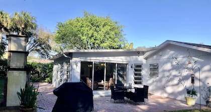 Divine Location Walk/ Bike to beach, river, restaurants, theater, museum & shops