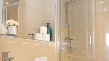 Deluxe Apartment | Bathroom | Towels