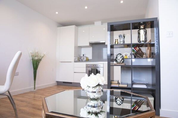 Deluxe Apartment | Living area | Flat-screen TV