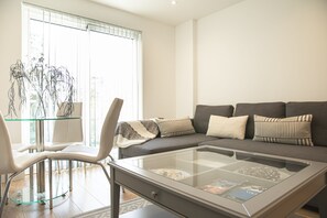 Comfort Apartment | Living room | Flat-screen TV