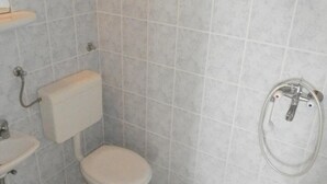 A bathroom with a toilet, sink, and bathtub. - Villa Soti - Two-Bedroom Apartment with Sea View (Mlini)