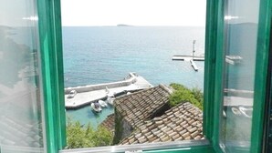 A view from a window overlooking a coastal area with a pier and boats. - Villa Soti - Two-Bedroom Apartment with Sea View (Mlini)