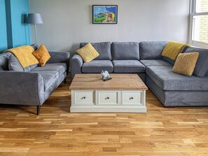 TV - 2 bedroom accommodation in Scarborough (Scarborough)