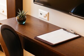 標準客房 | 起居區 | 43-吋平面電視、數位頻道、電視