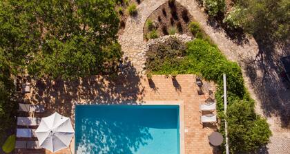 Cosy country house with heatable swimming pool and sea view.