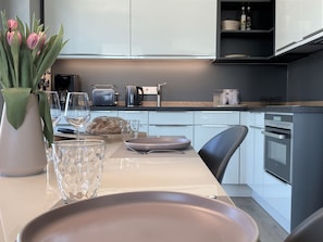 Réfrigérateur, four à micro-ondes, un four, surface de cuisson