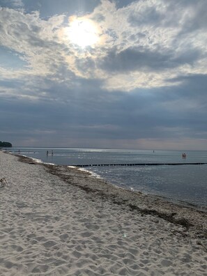 På stranden og solsenger