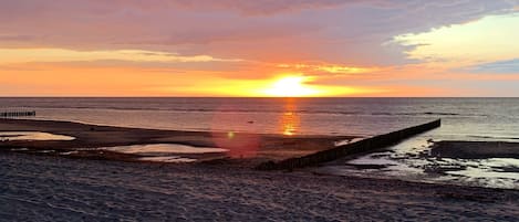 På stranden och solstolar