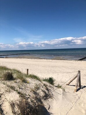 On the beach, sun-loungers - Thatched vacation home directly on the Baltic Sea (Schwarzer Busch / Insel Poel)