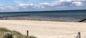 Thatched vacation home directly on the Baltic Sea