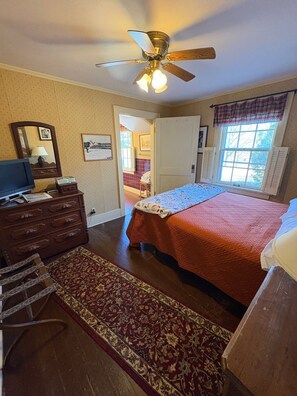 1 bedroom, Internet, bed sheets, wheelchair access - Harvest Room in the Historic Garst Farmhouse at Whiterock Conservancy (Coon Rapids)