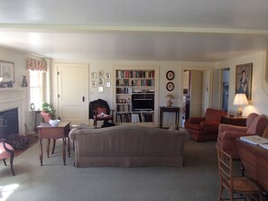 TV, DVD player, books - Roswell Suite in the Historic Garst Farmhouse at Whiterock Conservancy (Coon Rapids)