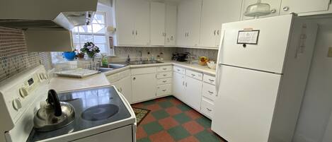 Refrigerador con congelador, microondas, horno y parrilla de estufa