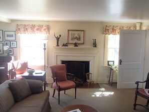 Televisio, DVD-soitin, kirjoja