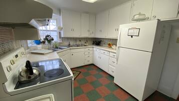 Een koelkast, een magnetron, een oven, een kookplaat