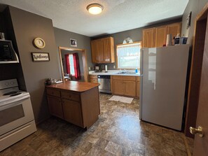 Full-sized fridge, microwave, oven, stovetop