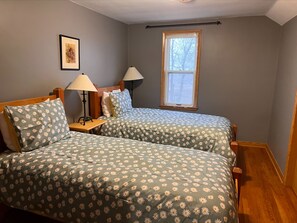 5 bedrooms, internet, bed sheets - Oakridge Farmhouse at Whiterock Conservancy (Coon Rapids)