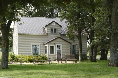 Oakridge Farmhouse at Whiterock Conservancy