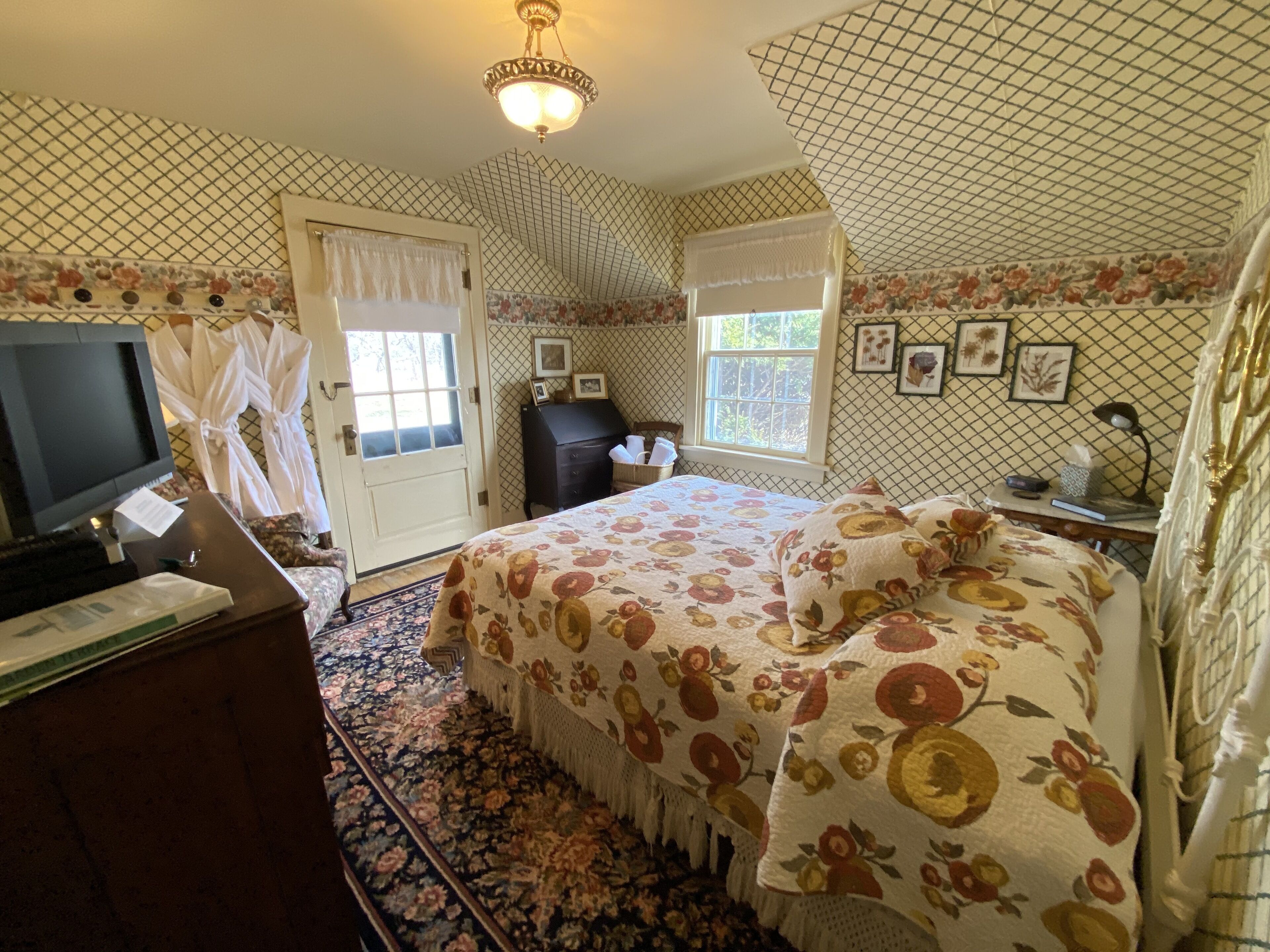 6 bedrooms, internet, bed sheets, wheelchair access