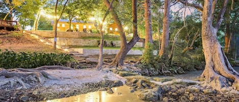 المنطقة المحيطة بالمنشأة