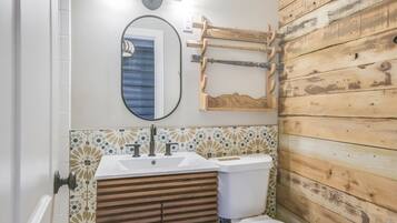 Douche, sèche-cheveux, serviettes fournies
