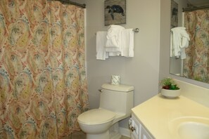 Combined shower/tub, jetted tub, towels, soap