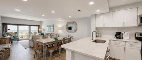 Een koelkast, een microgolfoven, een oven, een kookplaat