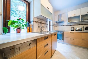 Frigorífic, forn, rentaplats i cafetera i tetera