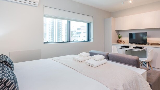 Tabla de planchar con plancha, wifi y ropa de cama 