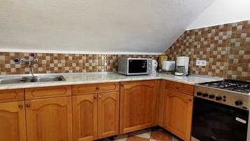 Køleskab, mikrobølgeovn, kogeplade, kaffe-/temaskine