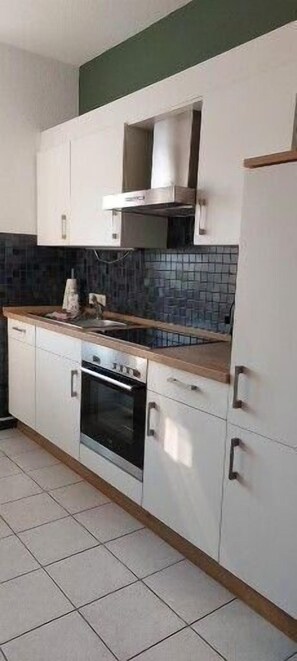 Kühlschrank, Mikrowelle, Herdplatte, Geschirrspüler