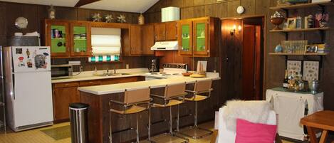 冷蔵庫、電子レンジ、オーブン、コンロ