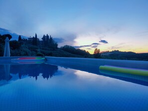 Außenpool (je nach Saison geöffnet), Sonnenschirme, Liegestühle