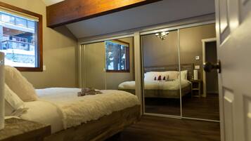 4 bedrooms, desk, iron/ironing board, WiFi