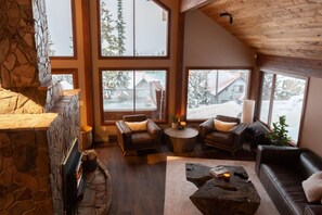 Een televisie, een open haard, videogames en tafelvoetbal