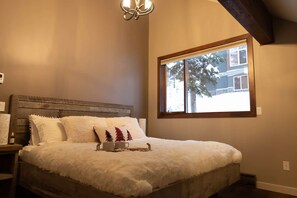 4 bedrooms, desk, iron/ironing board, WiFi