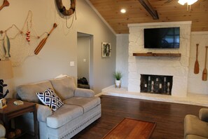 Smart TV, video games, DVD player - 5 BR lake house with dock (Jacksboro)