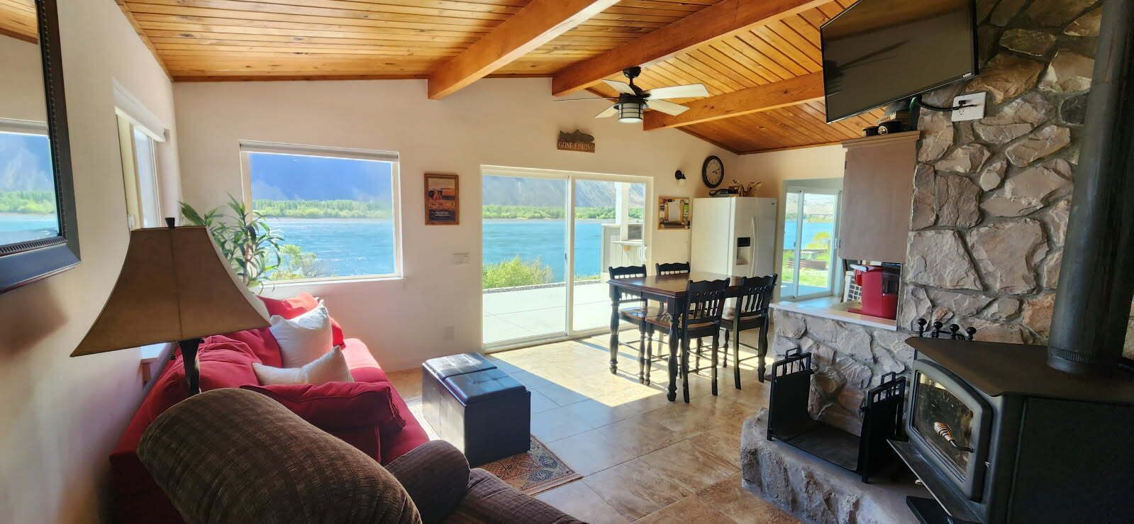 Smart TV, fireplace, books, computer monitors