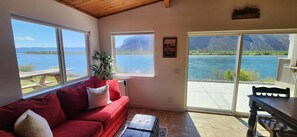 Smart-TV, Kamin, Bücher, Computerbildschirme