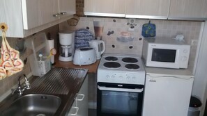 Fridge, microwave, oven, coffee/tea maker